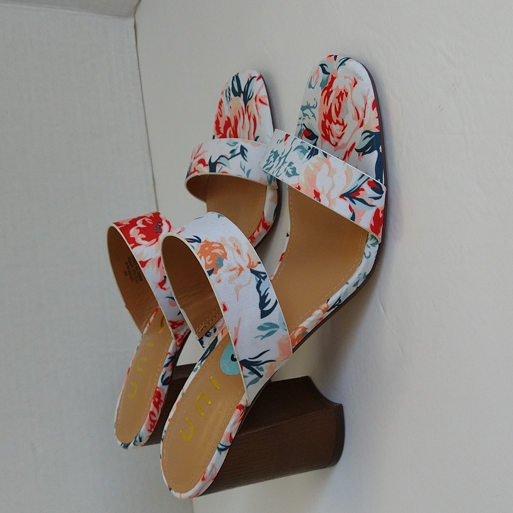 Unisa Yara Flowered Slip-On Block Heel Sandals Size: 6M